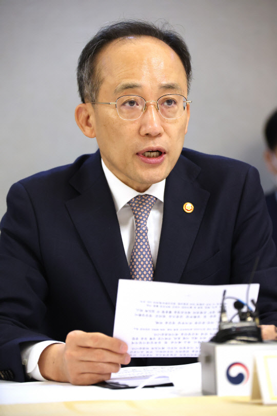 추경호 부총리 겸 기재부 장관이 10일 정부서울청사에서 원희룡 국토교통부 장관과 김주현 금융위원장 이복현 금융감독원장 등이 참석한 가운데 열린 부동산 관계장관회의를 주재하며 발언하고 있다.<사진=연합뉴스>